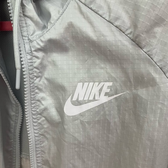 Women’s Nike windbreaker white/silver-grey - Picture 2 of 4